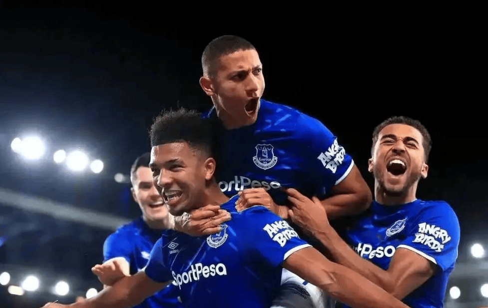 关于埃弗顿逆转比分，取得连胜进军前列的信息