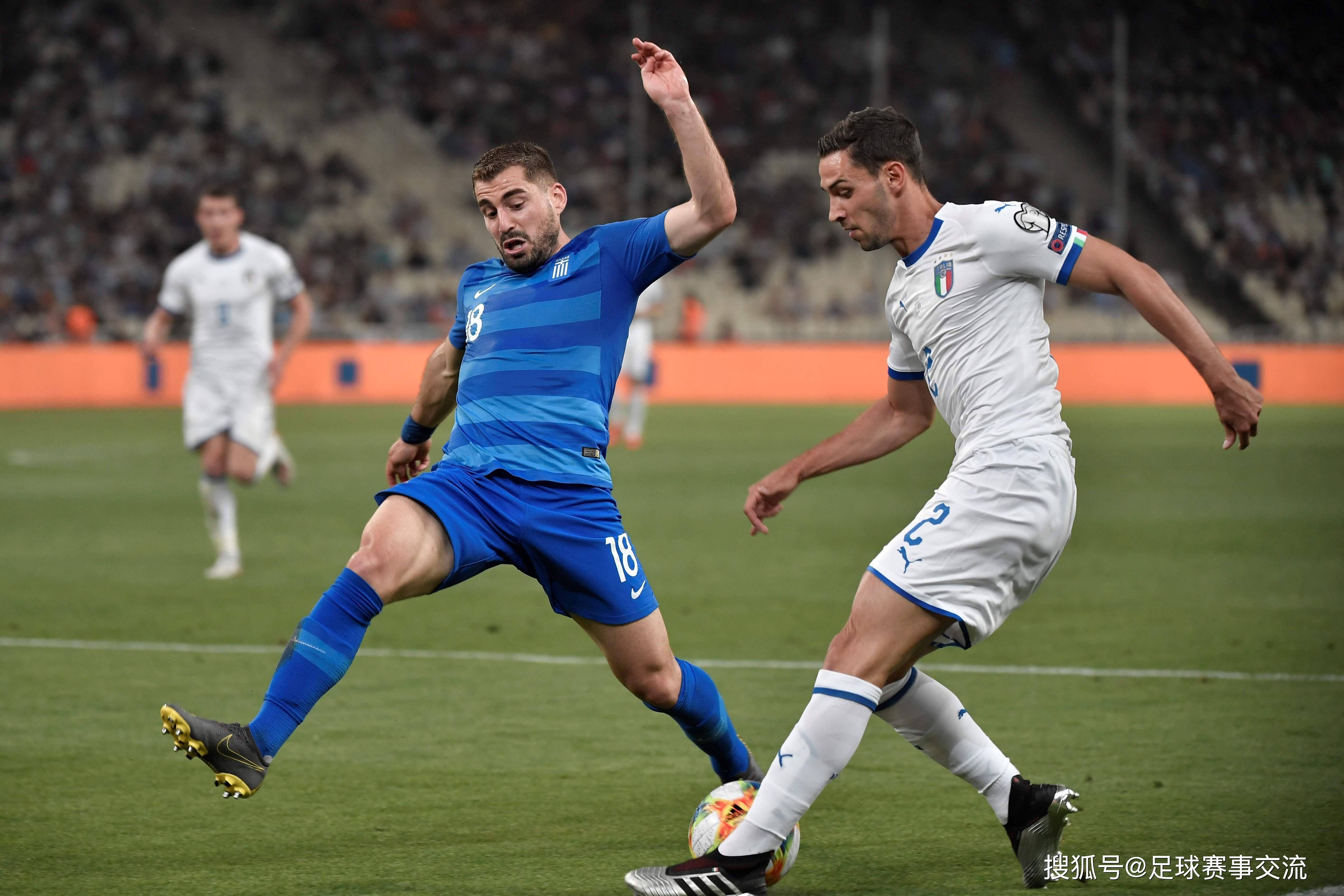 足球战役持续，双方你追我赶不分上下的简单介绍